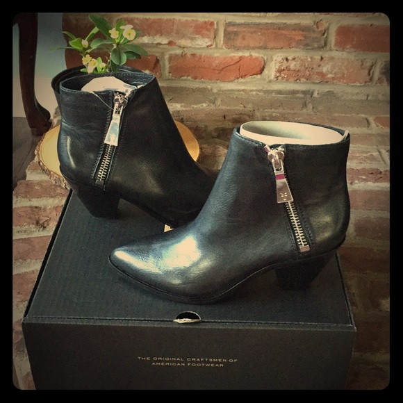 Frye Shoes - 🔷 Frye 🔷 Lila ZIP short booties